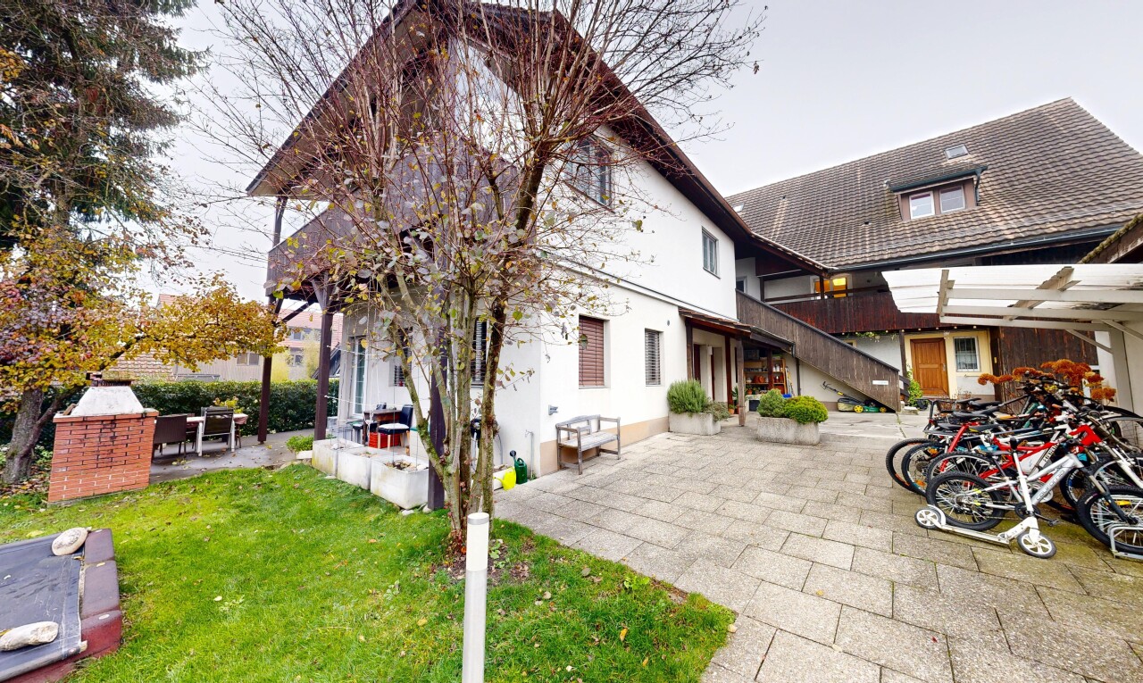 außenansicht mit terrasse, property visible, rasen, treppen, und stuckverkleidung