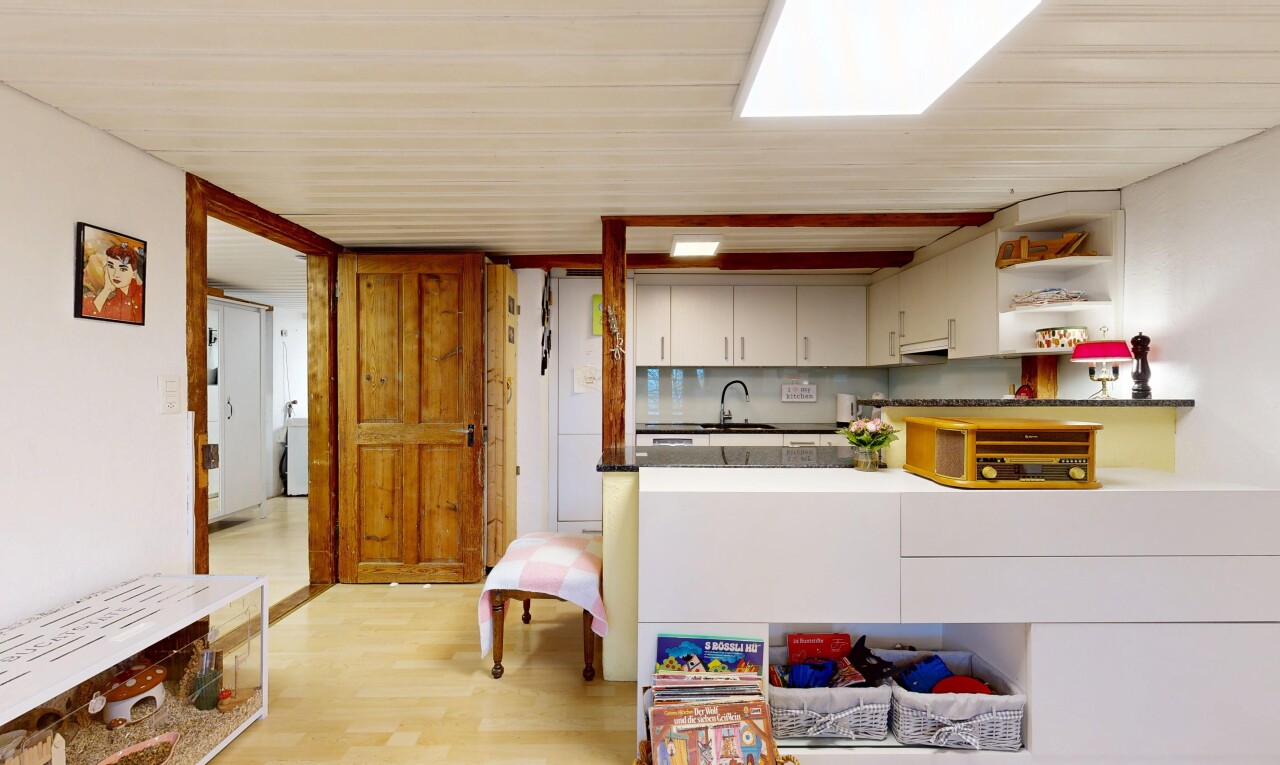 küche mit wood finish floor, holzfußboden, inside property, offene regale, und drywall