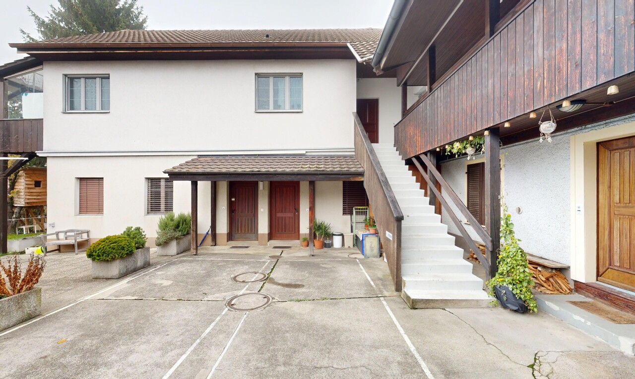 außenansicht mit stuckverkleidung, terrasse, overcast, treppen, und property visible