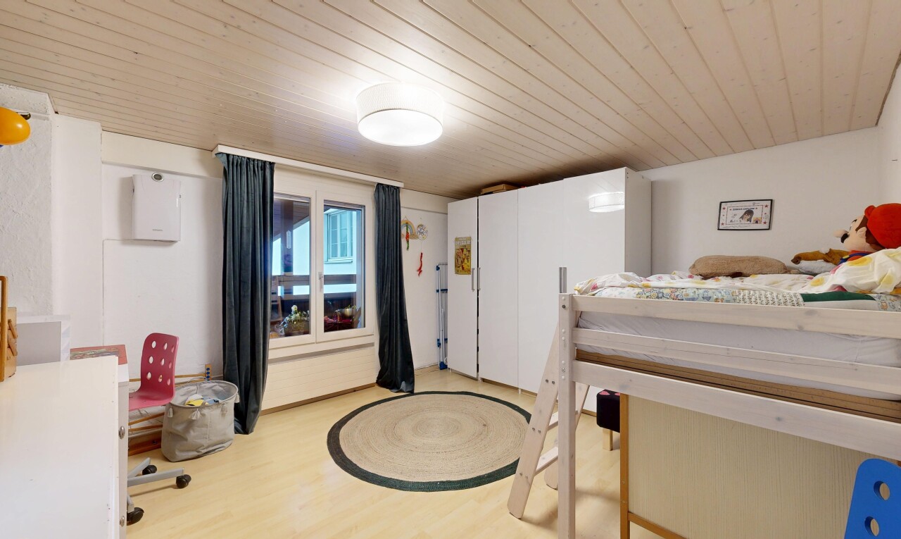 zimmer / schlafzimmer mit inside property, wood finish floor, holzfußboden, drywall, und gipskartonwand