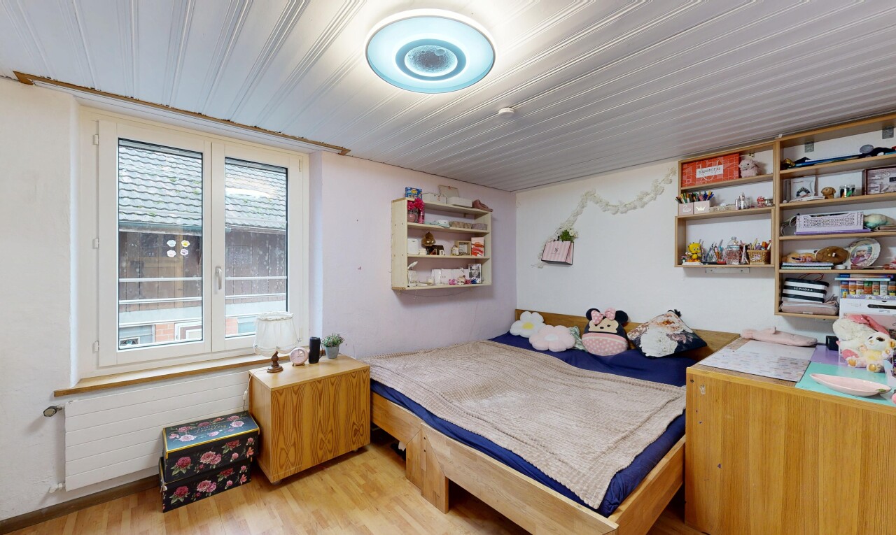 zimmer / schlafzimmer mit natürliches licht, natural light, holzfußboden, wood finish floor, und inside property