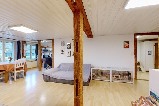 wohn- / esszimmer mit natural light, natürliches licht, wood finish floor, holzfußboden, und inside property