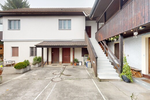 façade avec bardage en stuc, terrasse, overcast, escaliers, et property visible