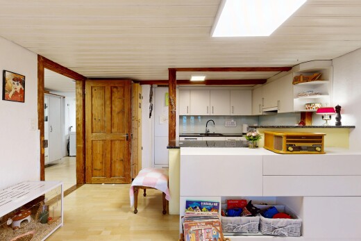 küche mit wood finish floor, holzfußboden, inside property, offene regale, und drywall