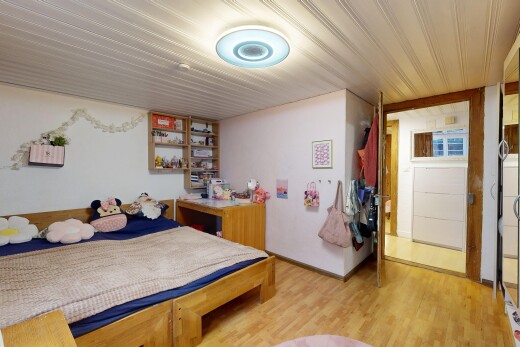 zimmer / schlafzimmer mit wood finish floor, holzfußboden, inside property, drywall, und gipskartonwand