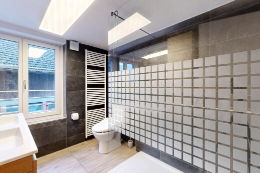 salle de bains avec mur en carrelage, tile wall, salle de bain complète, radiateur, et double vasque