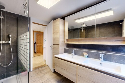 bad mit dusche, doppelwaschtisch, komplettes badezimmer, inside property, und waschbecken