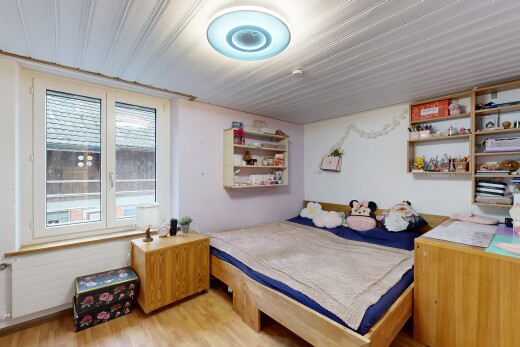 chambre avec lumière naturelle, natural light, sol en finition bois, wood finish floor, et inside property