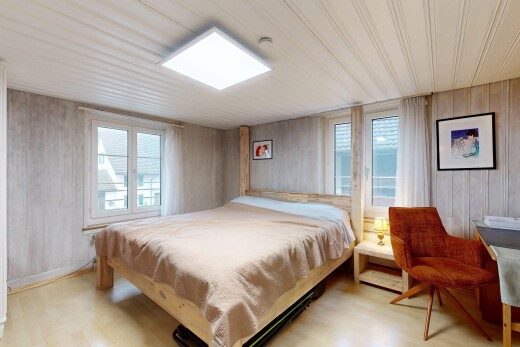 chambre avec inside property, wood finish floor, sol en finition bois, natural light, et lumière naturelle