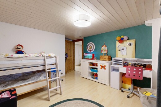 chambre avec sol en finition bois, wood finish floor, cloison sèche, drywall, et inside property