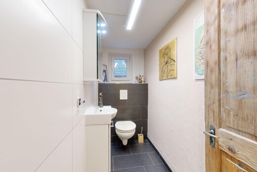 salle de bains avec miroir, sol en carrelage, tile floor, lumière naturelle, et natural light