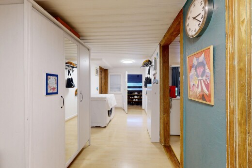 halle / korridor mit inside property, wood finish floor, und holzfußboden