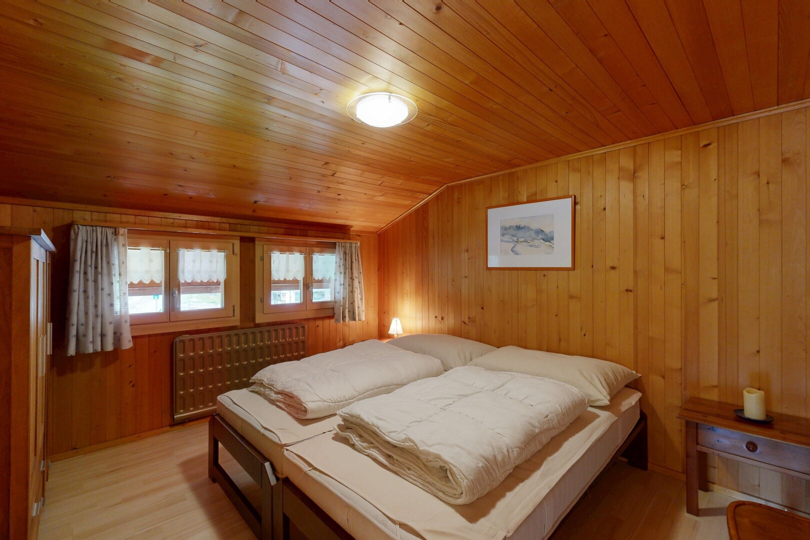 zimmer / schlafzimmer mit holzwand, wood wall, natürliches licht, natural light, und holzfußboden