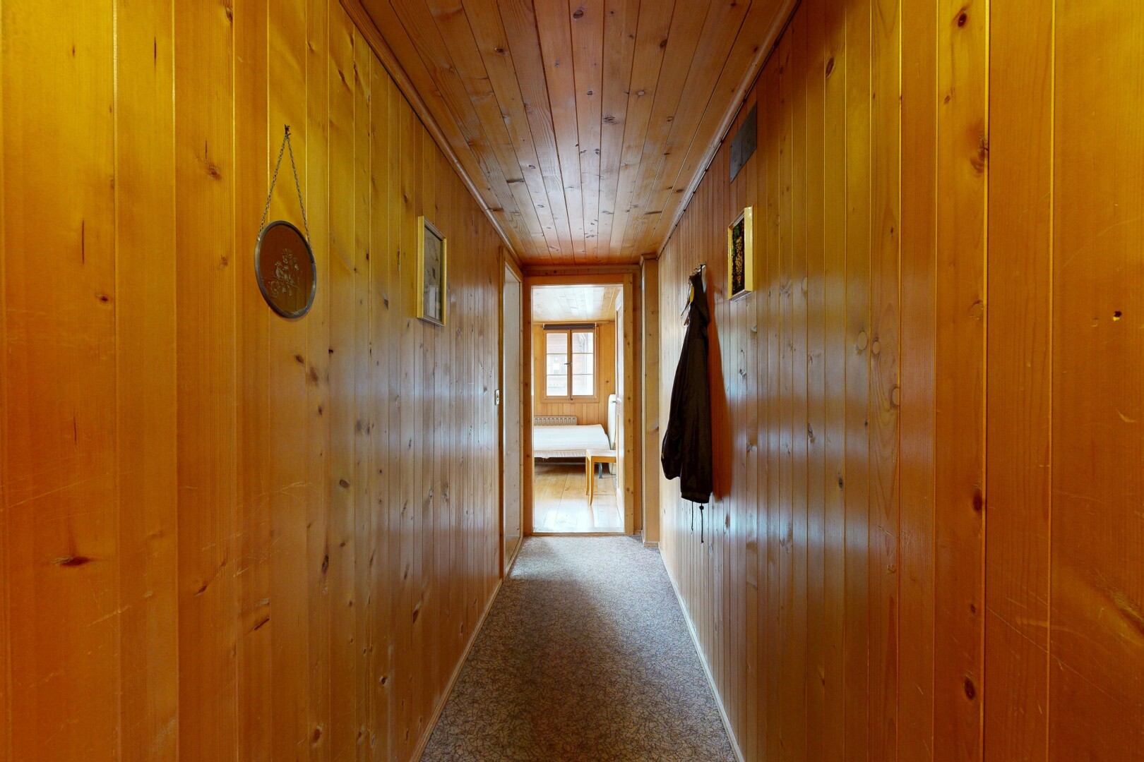 halle / korridor mit teppich, carpet, inside property, natürliches licht, und natural light