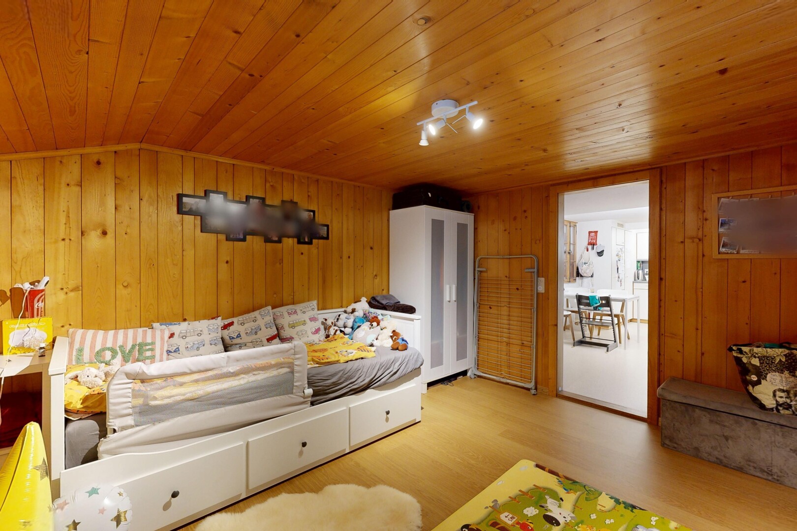 zimmer / schlafzimmer mit holzfußboden, wood finish floor, holzdecke, wood ceiling, und inside property