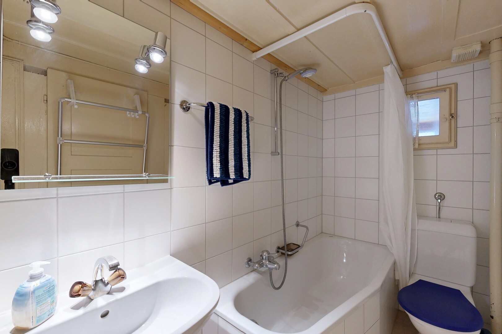 bad mit tile wall, fliesenwand, spiegel, waschbecken, und inside property