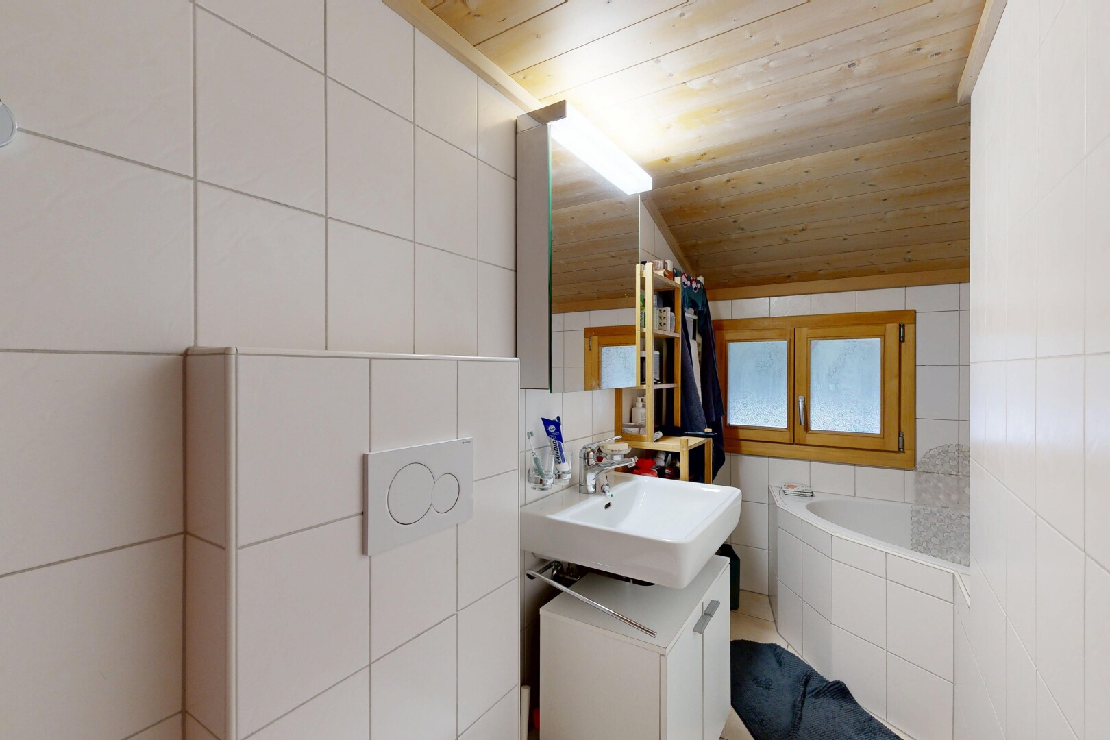 bad mit fliesenwand, tile wall, komplettes badezimmer, spiegel, und bad