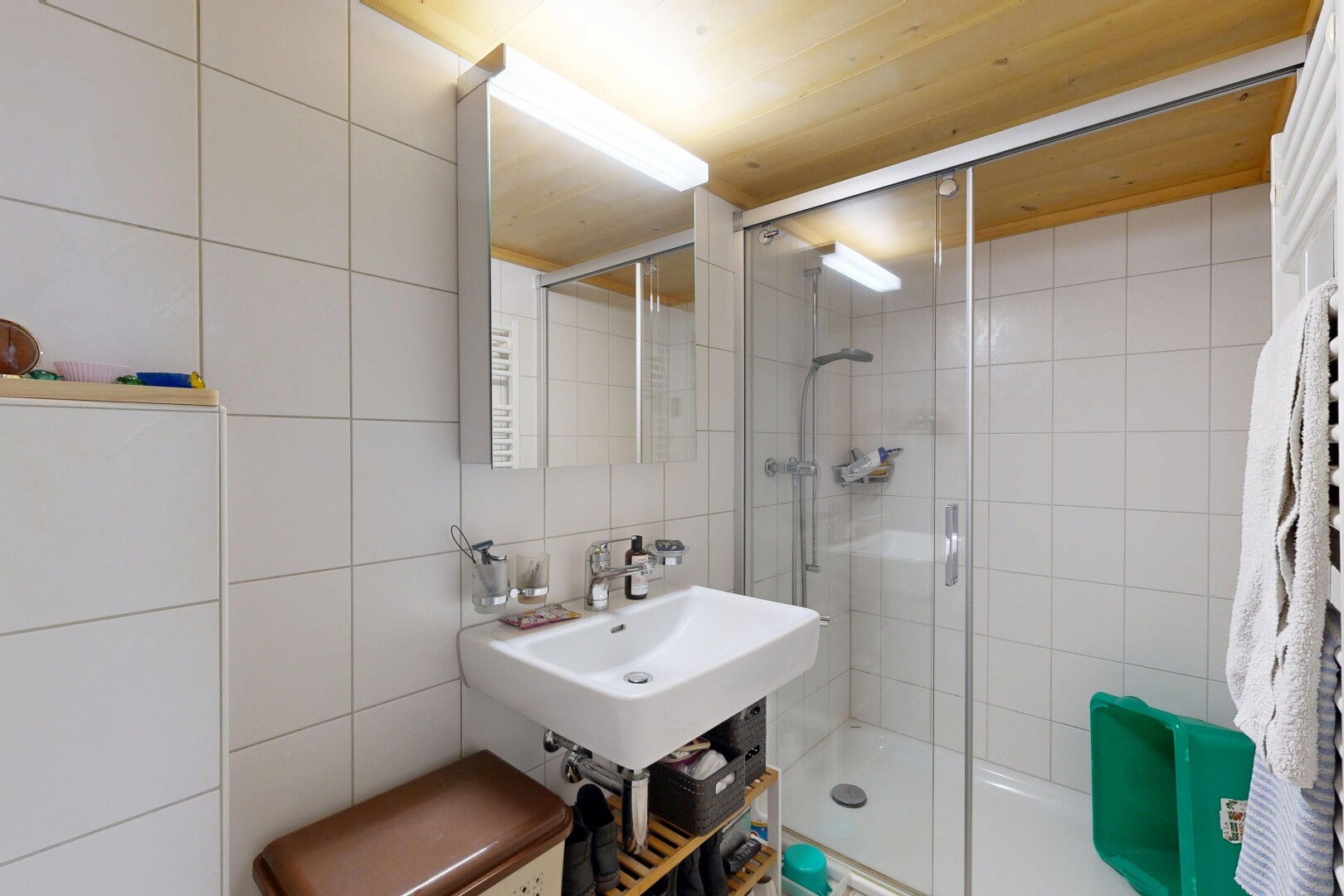 bad mit spiegel, tile wall, fliesenwand, dusche, und komplettes badezimmer
