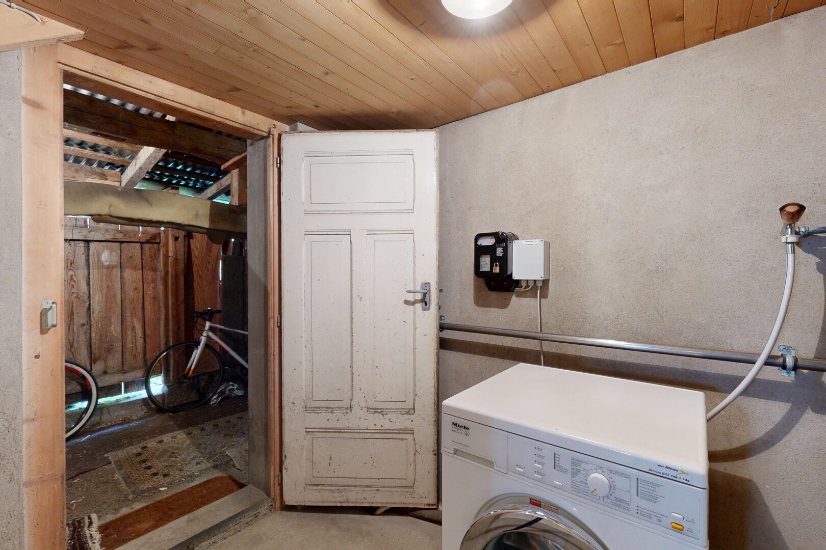 wäschekammer mit tumbler, inside property, light floor, holzdecke, und wood ceiling