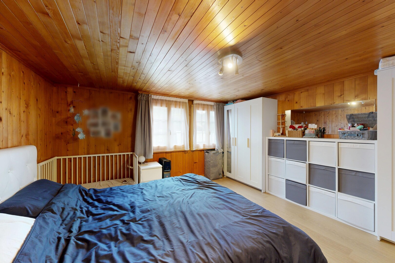 zimmer / schlafzimmer mit wood wall, holzwand, inside property, natural light, und natürliches licht