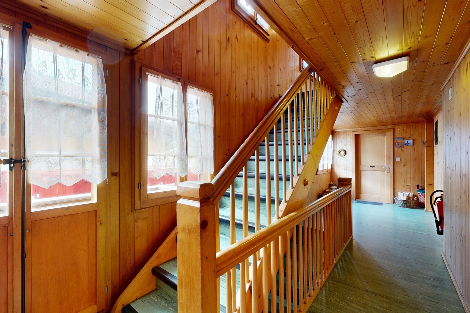 treppe mit treppen, holzwand, wood wall, inside property, und holzdecke