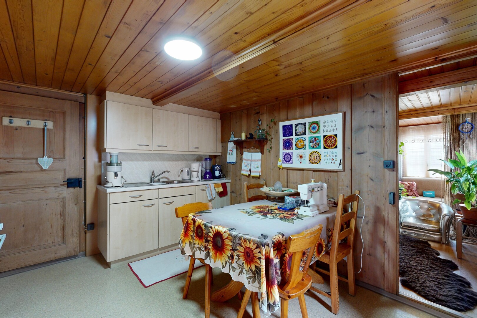 esszimmer mit holzwand, wood wall, light floor, natürliches licht, und natural light