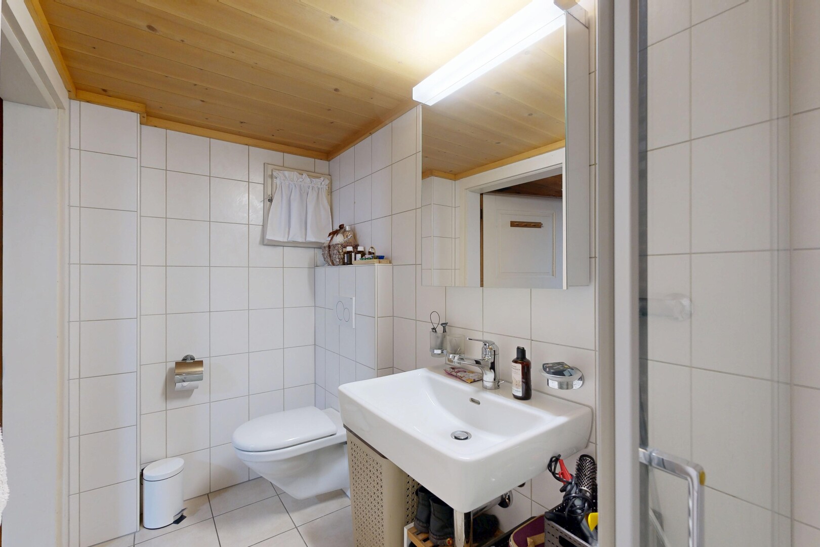 bad mit toilette, fliesenwand, tile wall, spiegel, und inside property