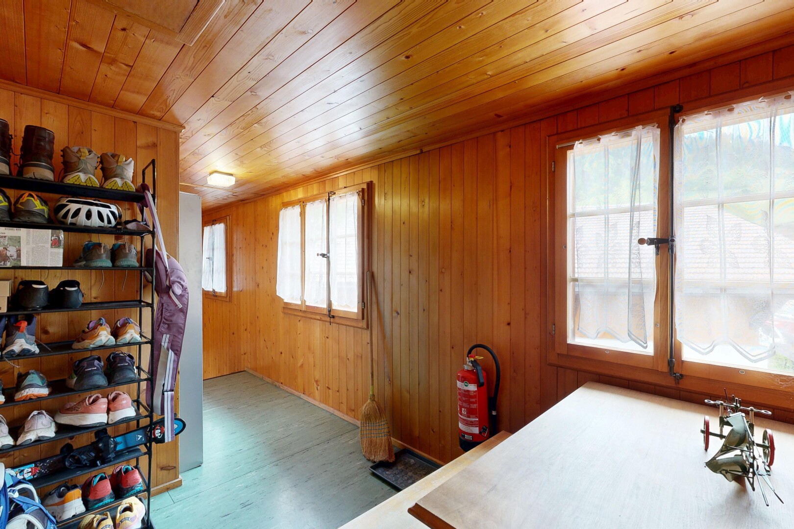 zimmer / schlafzimmer mit inside property, wood wall, holzwand, wood ceiling, und holzdecke