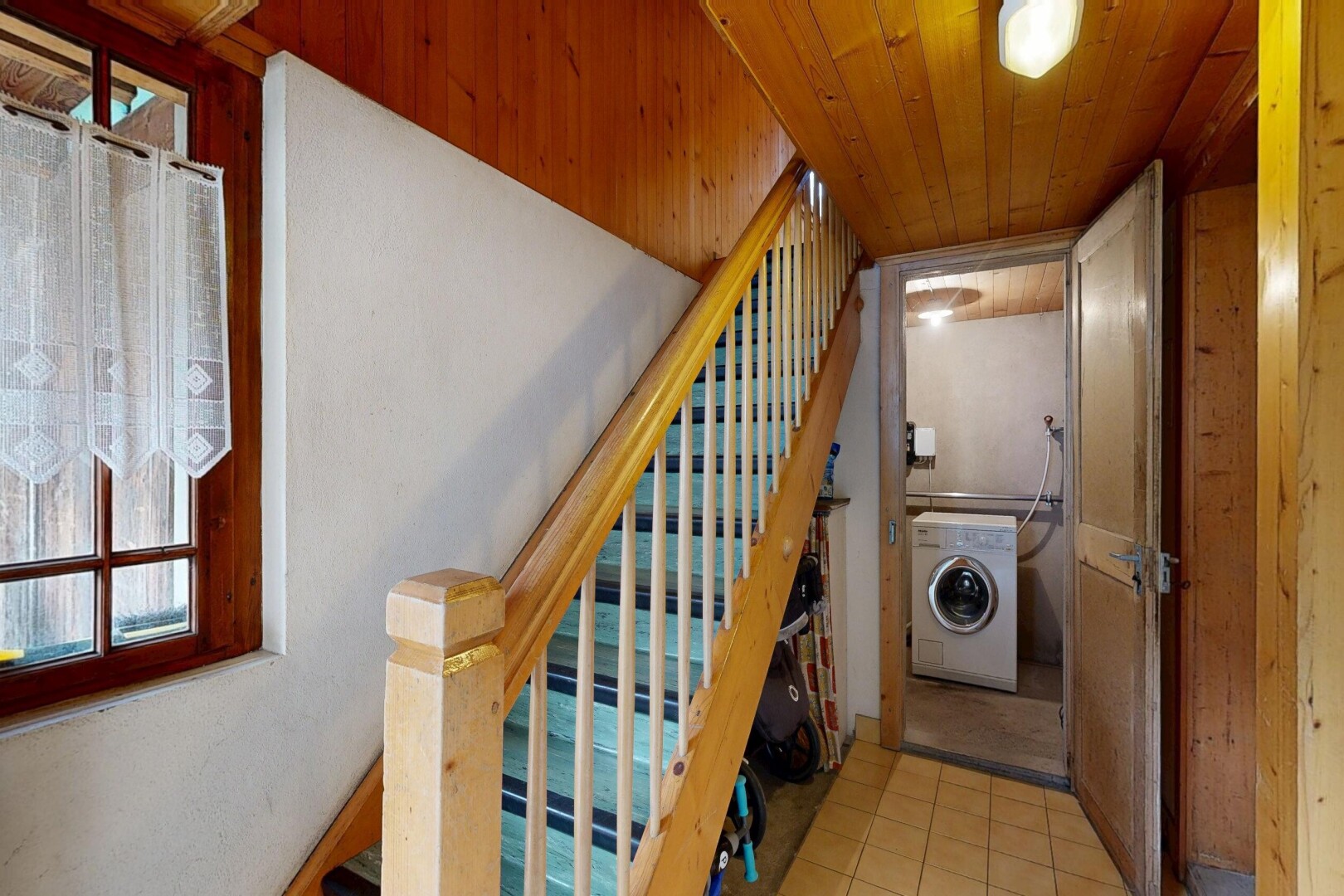 treppe mit treppen, tumbler, inside property, niedrige decke, und low ceiling