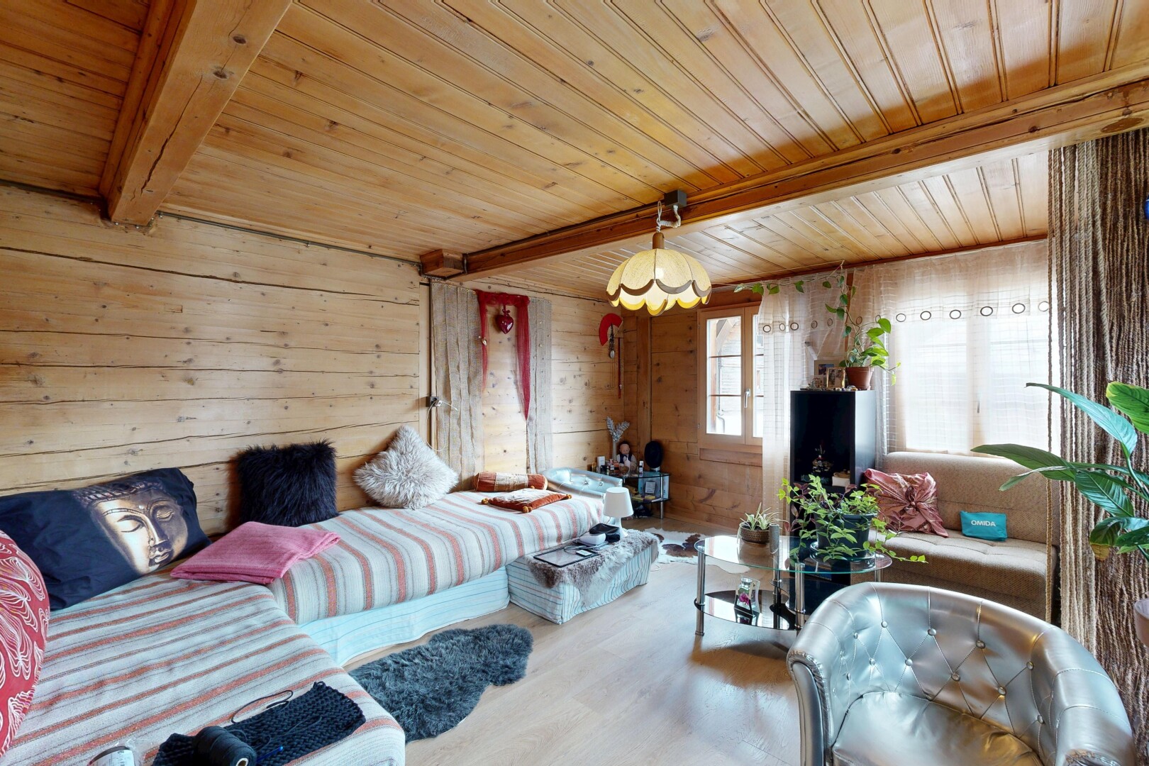 wohnzimmer mit balkendecke, beamed ceiling, holzwand, wood wall, und holzdecke