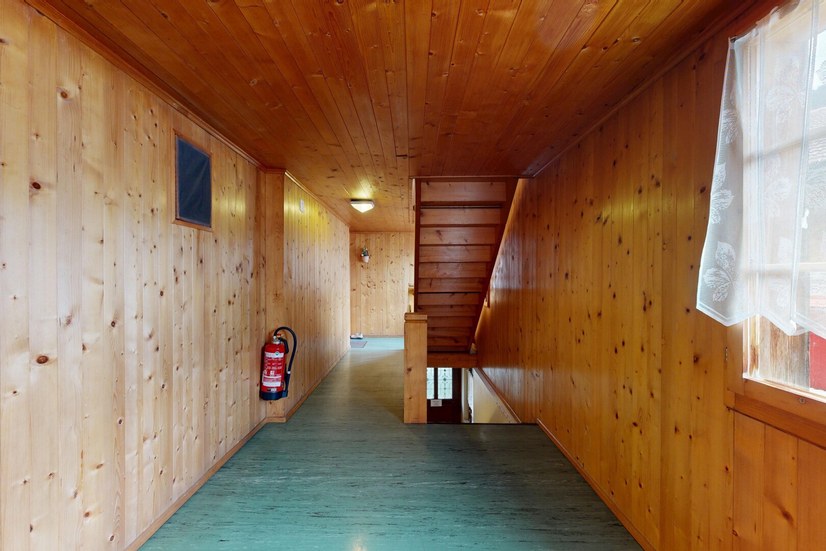 halle / korridor mit wood wall, holzwand, inside property, wood finish floor, und holzfußboden