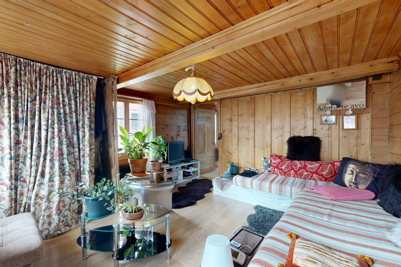 wohnzimmer mit holzwand, wood wall, holzfußboden, wood finish floor, und natürliches licht