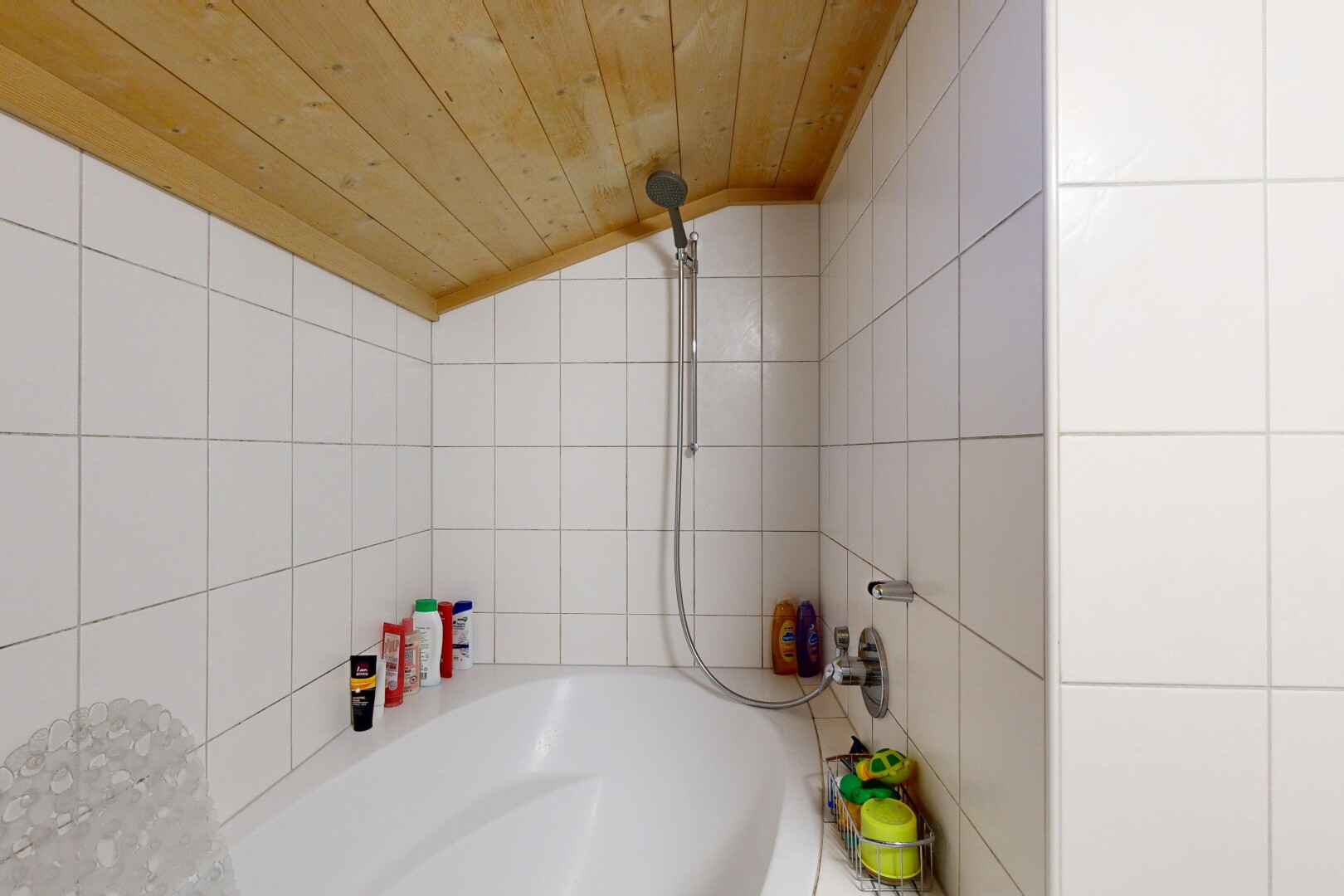 bad mit vaulted ceiling, dachschräge, wood ceiling, holzdecke, und komplettes badezimmer