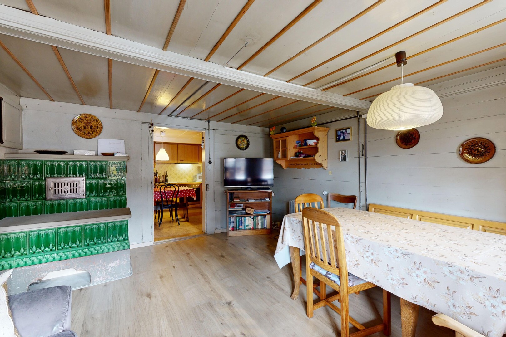 esszimmer mit holzfußboden, wood finish floor, inside property, fernseher, und holzwand