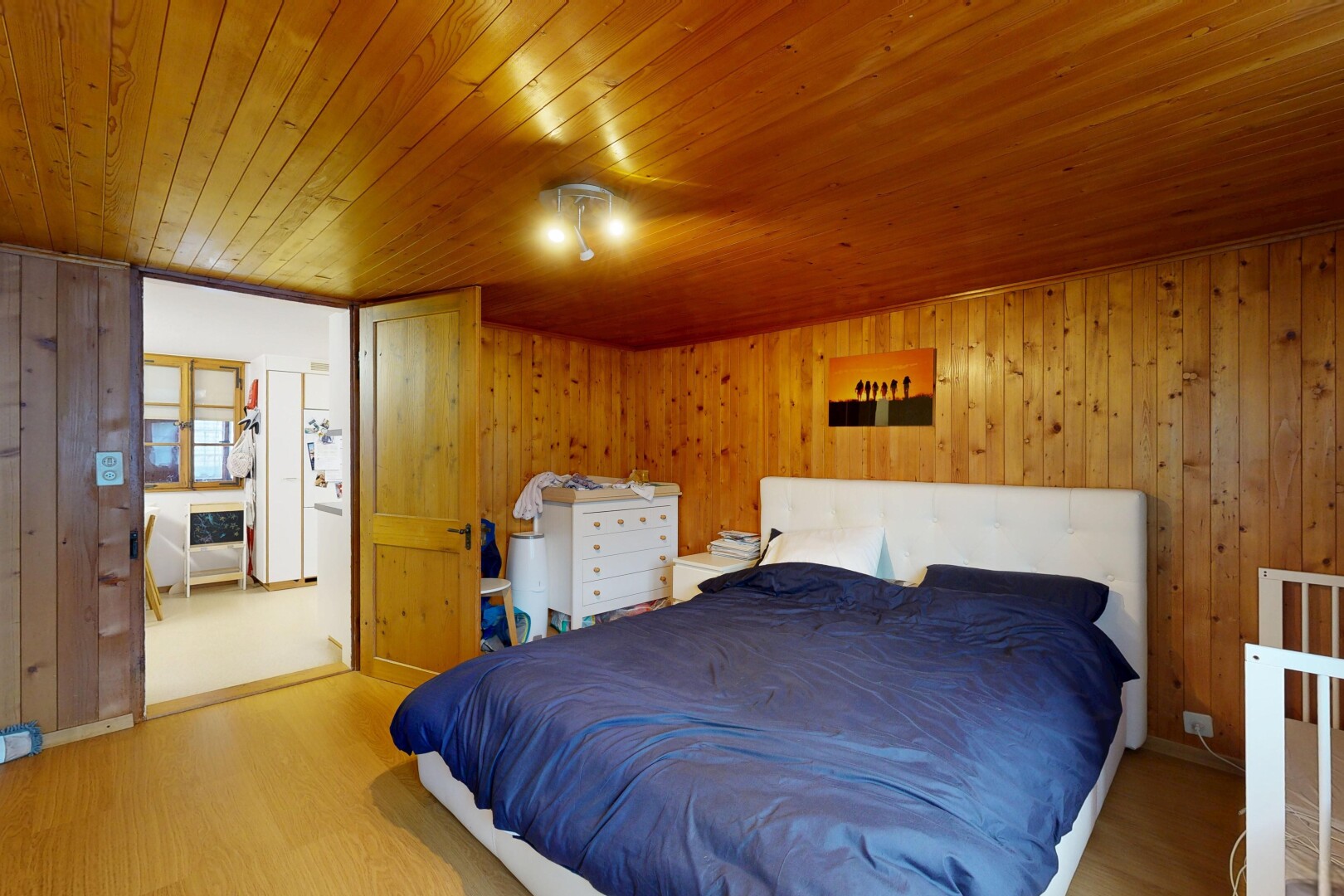 zimmer / schlafzimmer mit wood wall, holzwand, wood finish floor, holzfußboden, und low ceiling