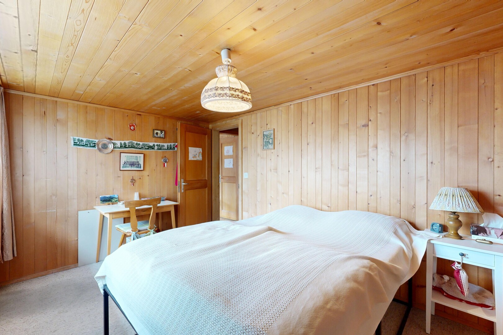 zimmer / schlafzimmer mit teppich, carpet, holzdecke, wood ceiling, und inside property