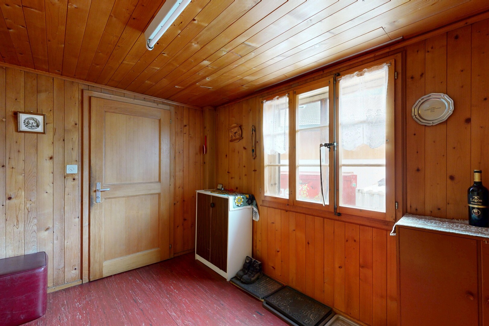 zimmer / schlafzimmer mit holzfußboden, wood finish floor, holzwand, wood wall, und holzdecke