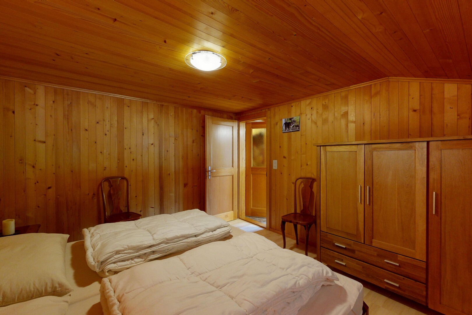 zimmer / schlafzimmer mit holzdecke, wood ceiling, inside property, holzwand, und wood wall