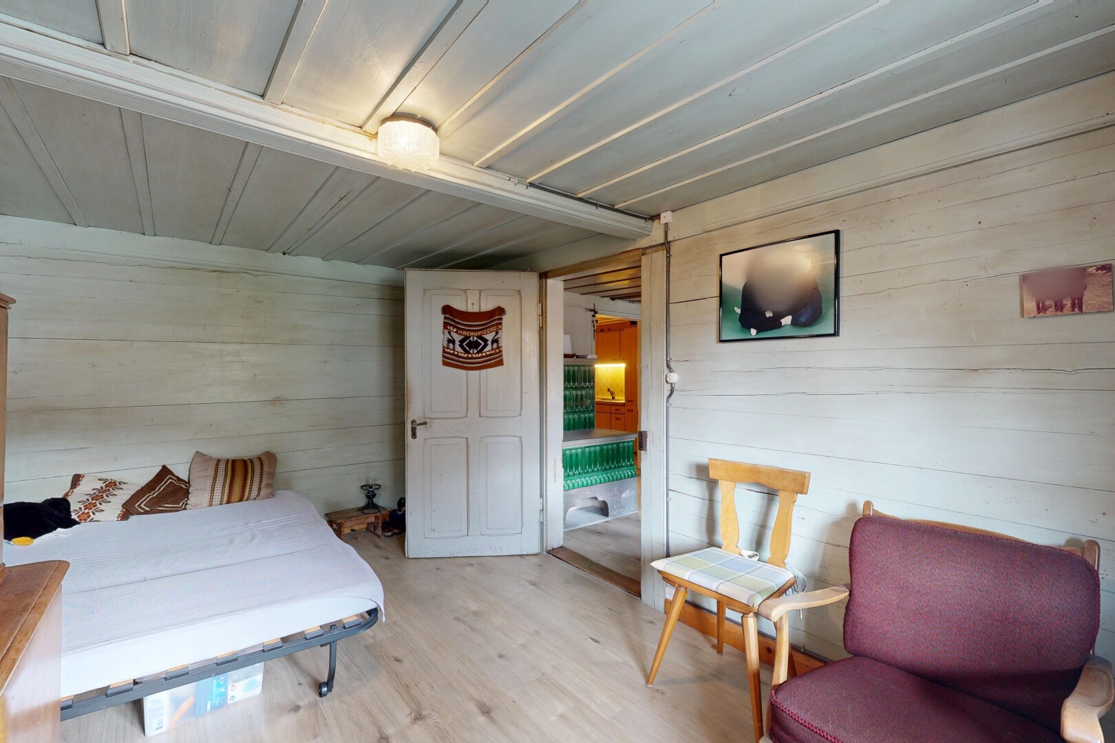 zimmer / schlafzimmer mit wood wall, holzwand, wood finish floor, holzfußboden, und inside property