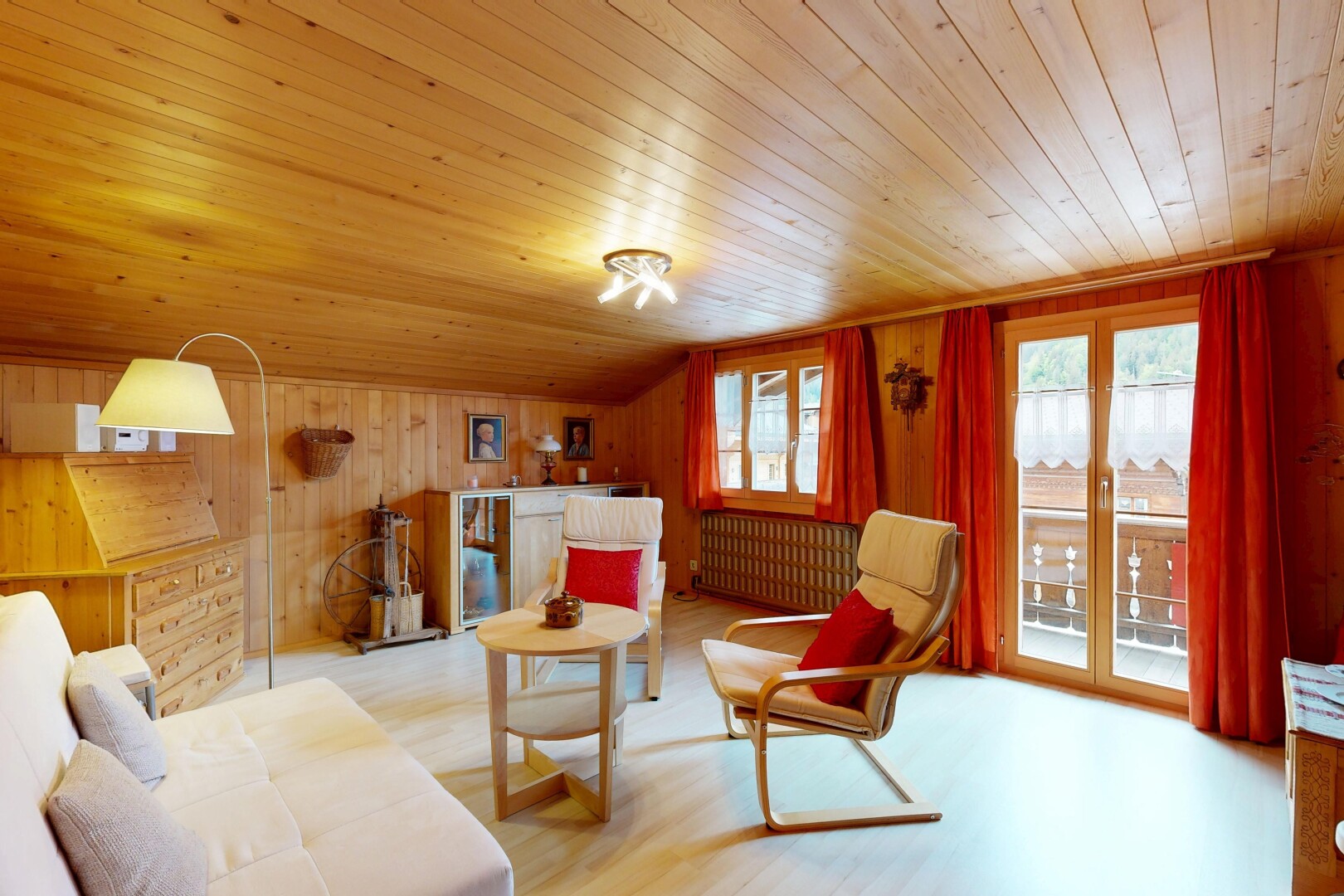 wohnzimmer mit inside property, holzwand, wood wall, holzfußboden, und wood finish floor