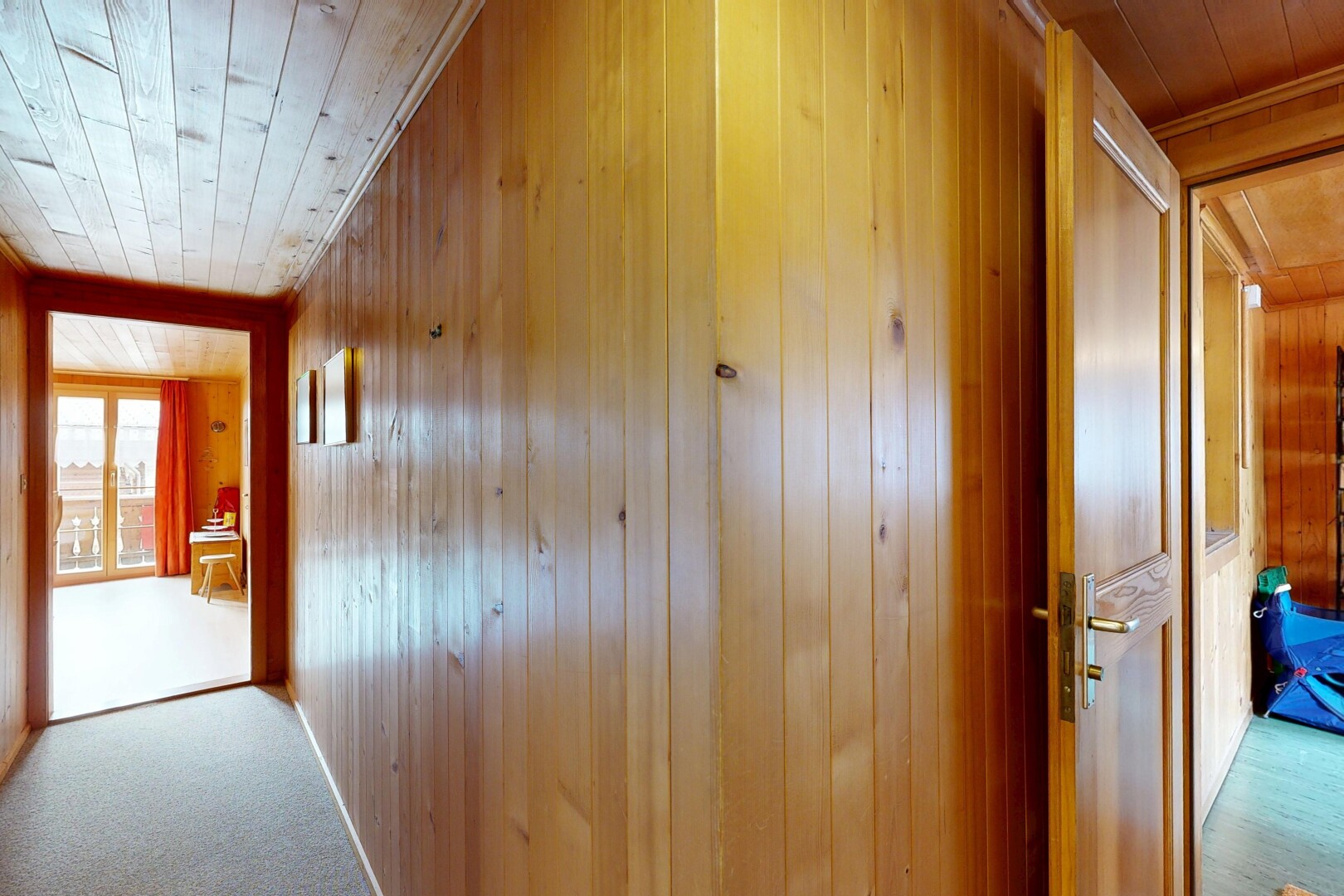 halle / korridor mit wood ceiling, holzdecke, inside property, wood wall, und holzwand
