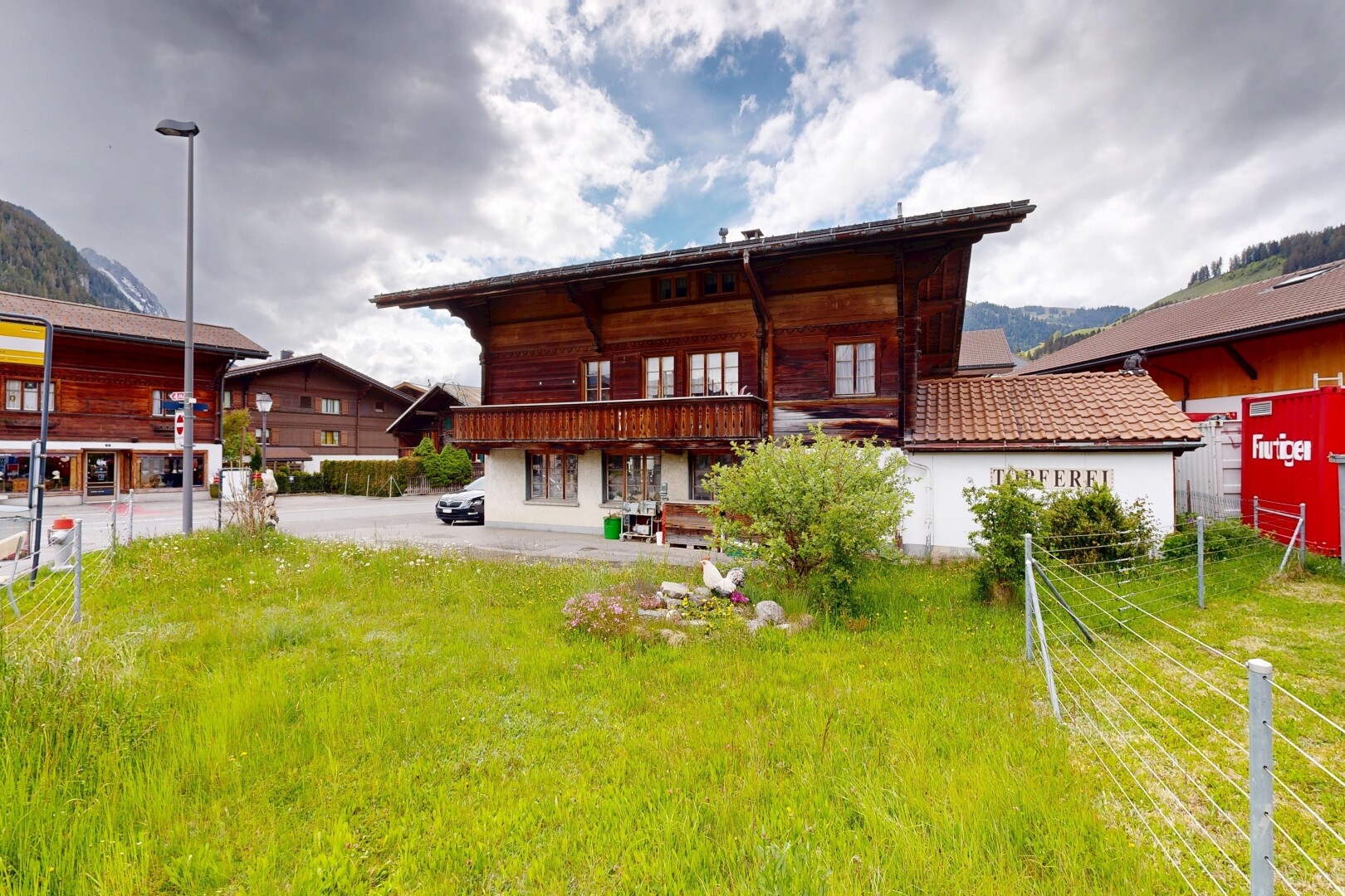 außenansicht mit holzverkleidung, horizontale verkleidung, blick auf die berge, mountain view, und rasen