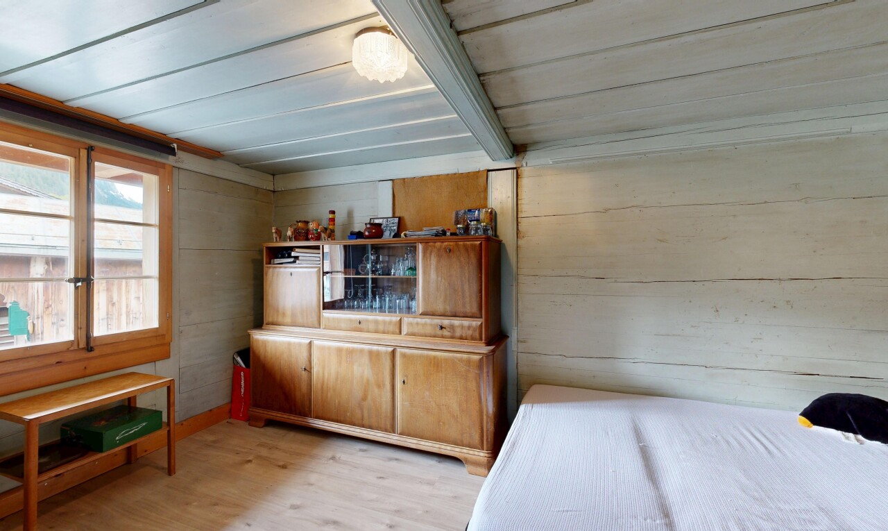 zimmer / schlafzimmer mit wood wall, holzwand, wood finish floor, holzfußboden, und natural light
