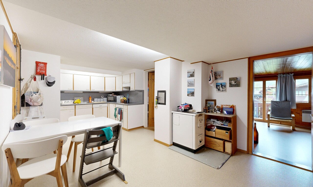 küche mit weiße schränke, white cabinets, light floor, inside property, und gipskartonwand