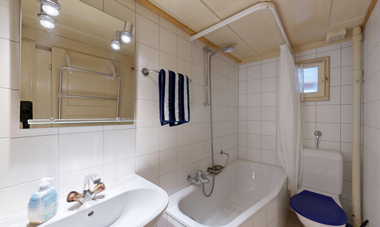 bad mit tile wall, fliesenwand, spiegel, waschbecken, und inside property