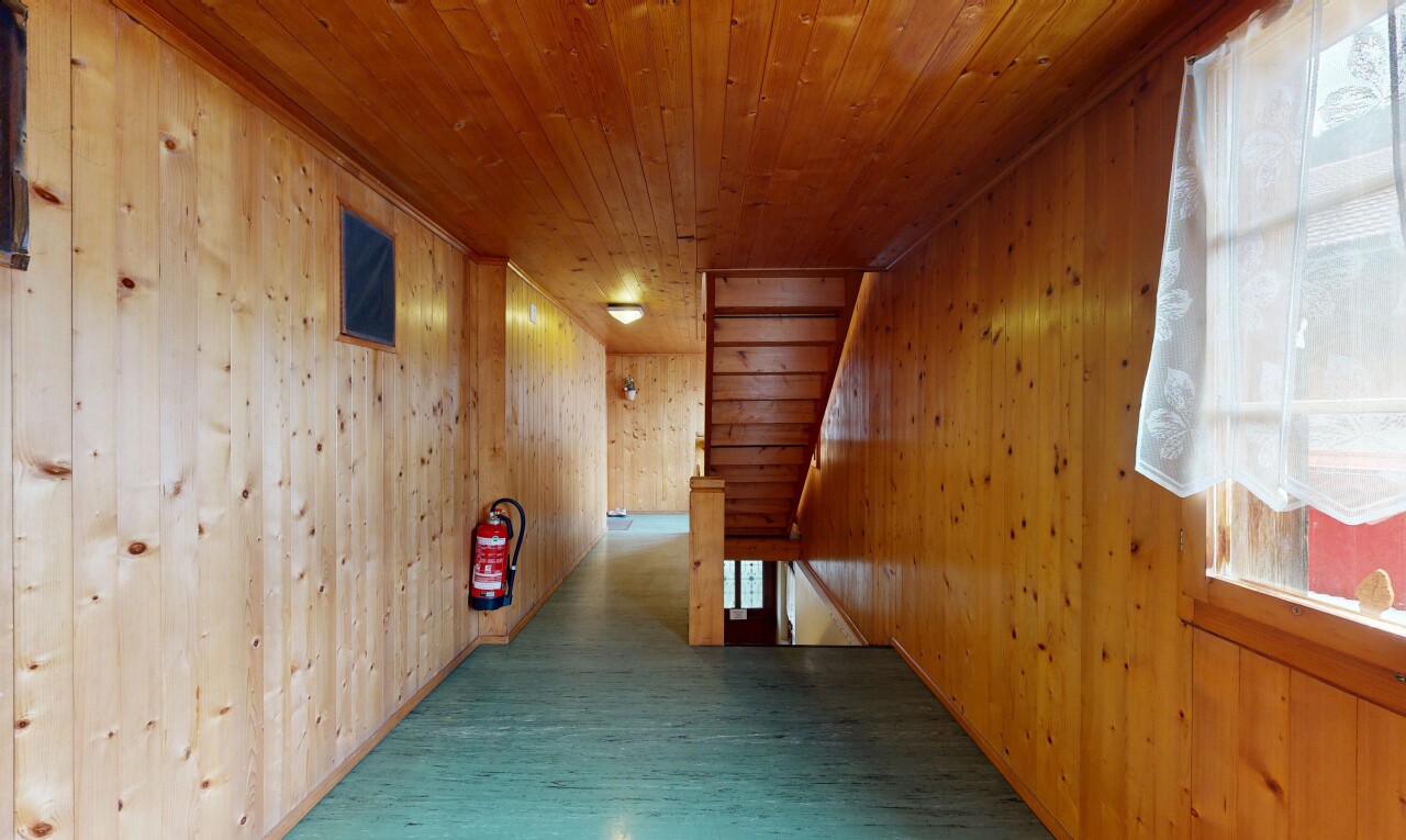 halle / korridor mit wood wall, holzwand, inside property, wood finish floor, und holzfußboden