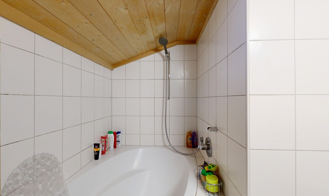 bad mit vaulted ceiling, dachschräge, wood ceiling, holzdecke, und komplettes badezimmer