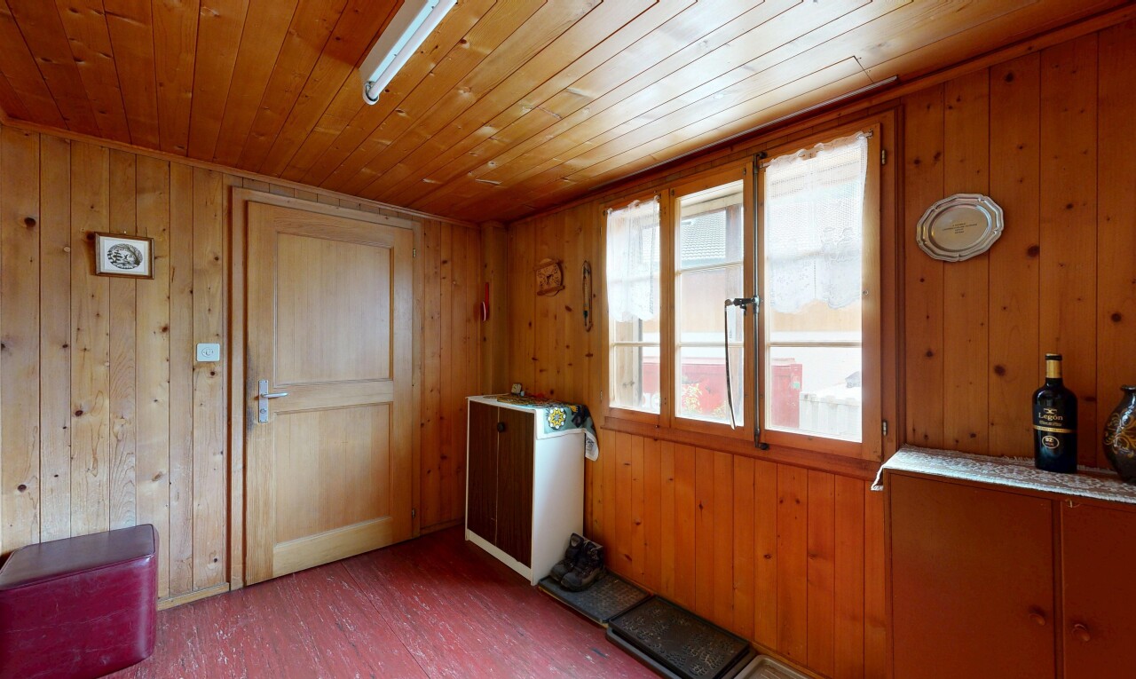 zimmer / schlafzimmer mit holzfußboden, wood finish floor, holzwand, wood wall, und holzdecke