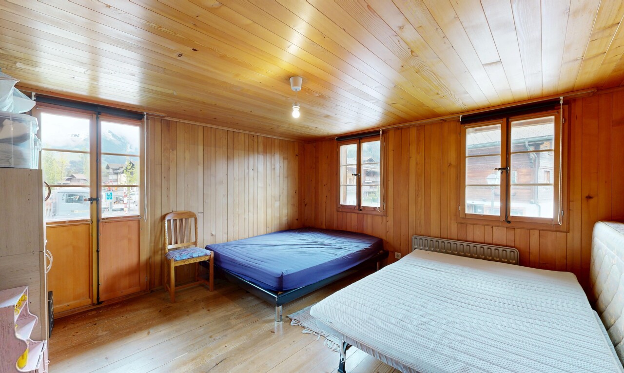 zimmer / schlafzimmer mit holzfußboden, wood finish floor, holzwand, wood wall, und inside property
