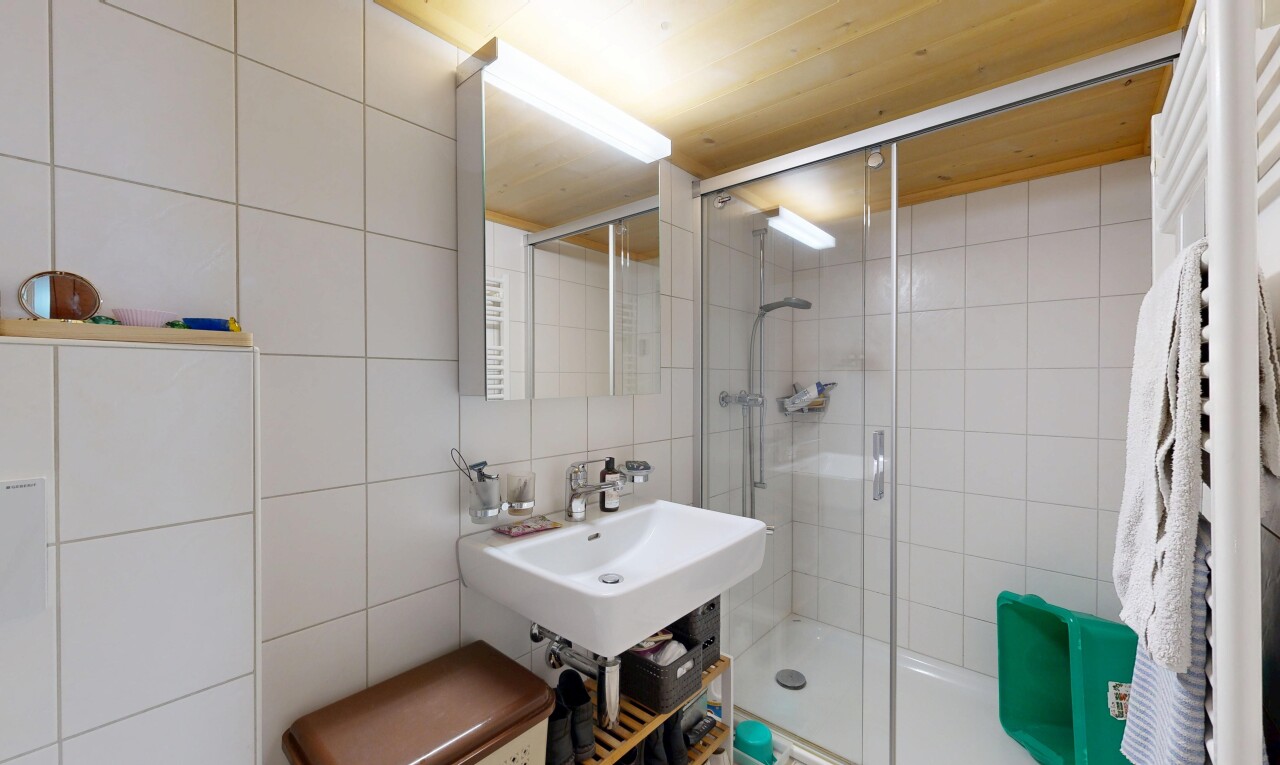 bad mit spiegel, tile wall, fliesenwand, dusche, und komplettes badezimmer